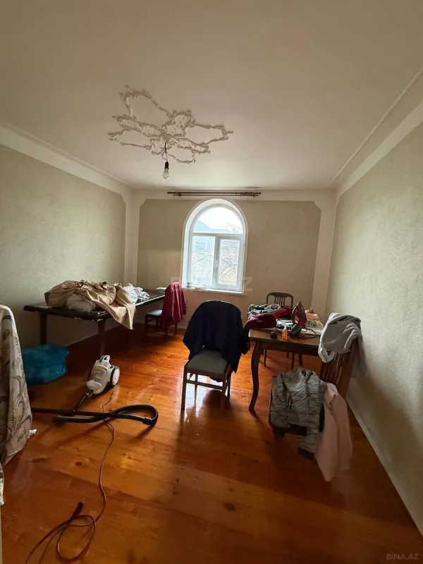 Satılır 12 otaqlı həyət evi 800 m²