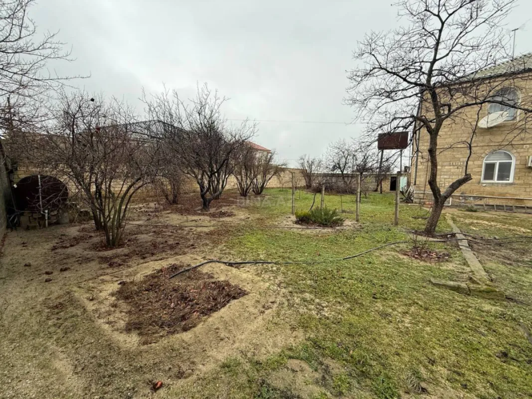 Satılır 12 otaqlı həyət evi 800 m²