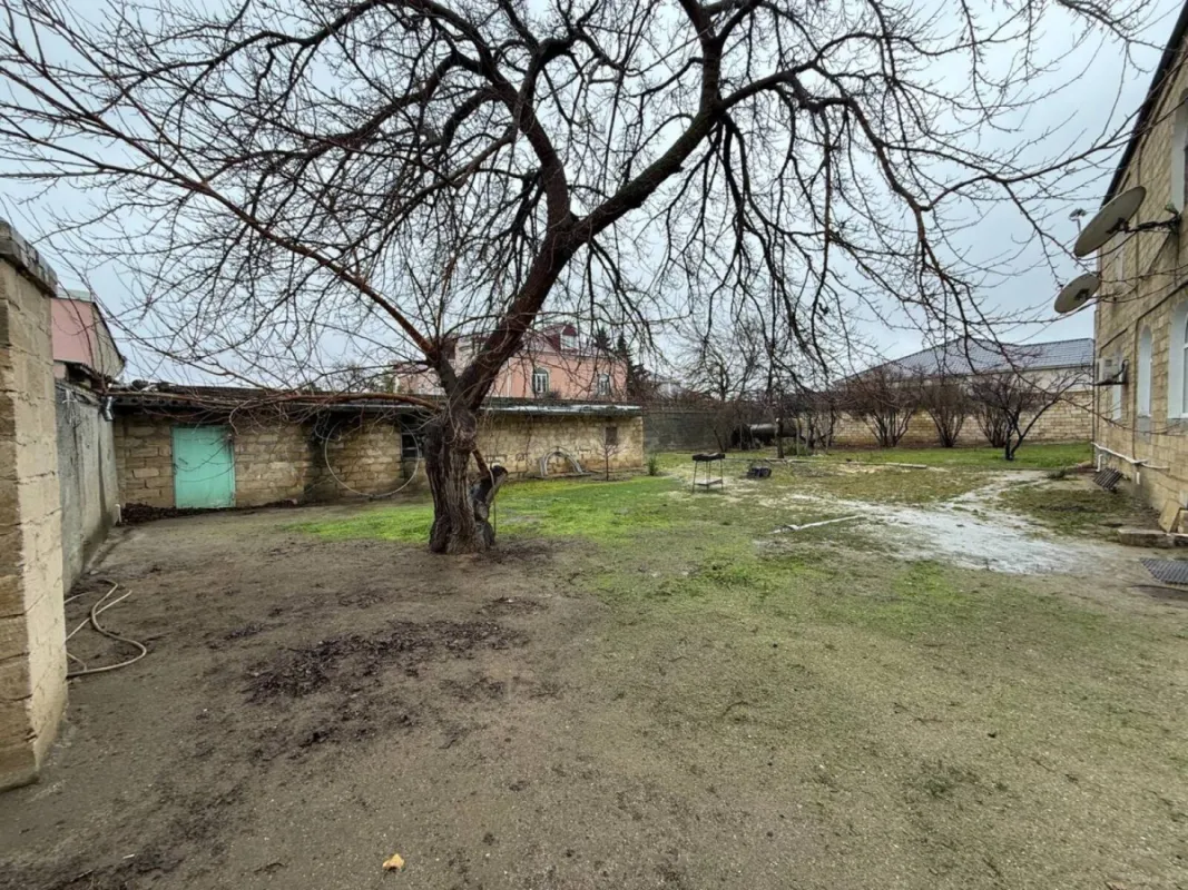 Satılır 12 otaqlı həyət evi 800 m²