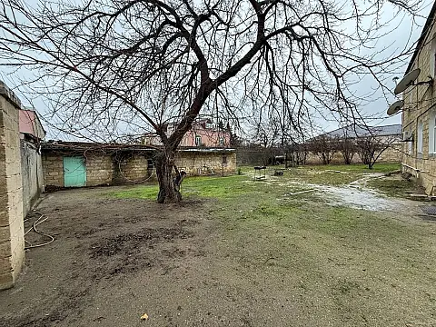 Satılır 12 otaqlı həyət evi 800 m²