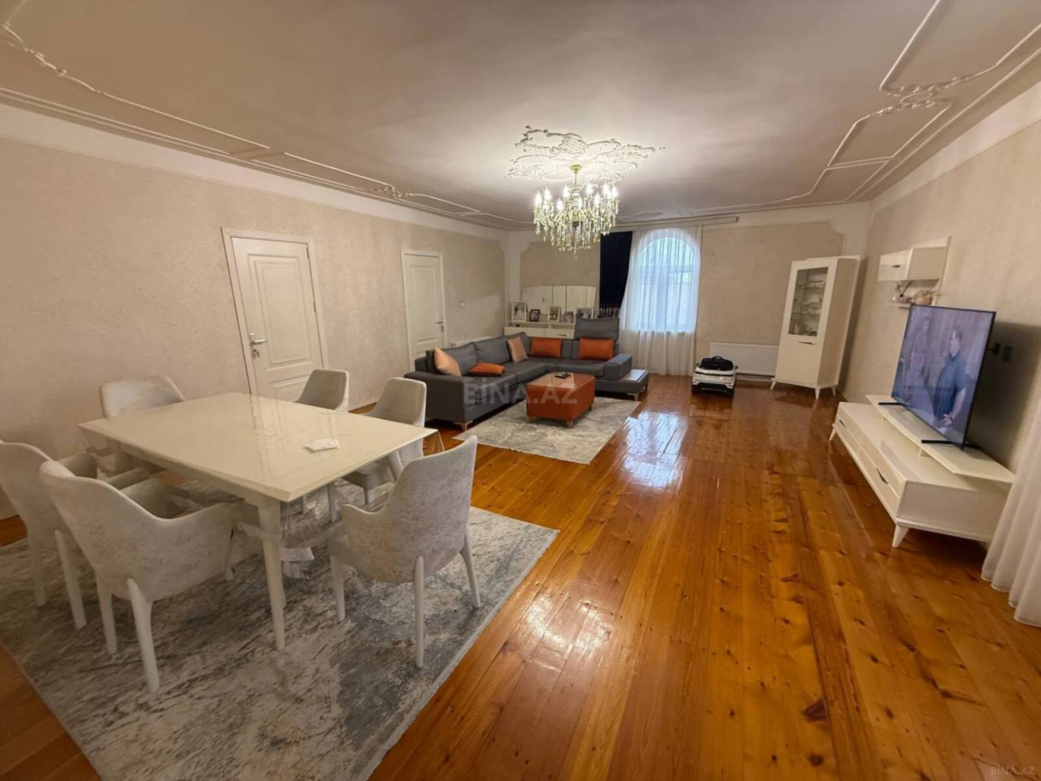 Satılır 12 otaqlı həyət evi 800 m²