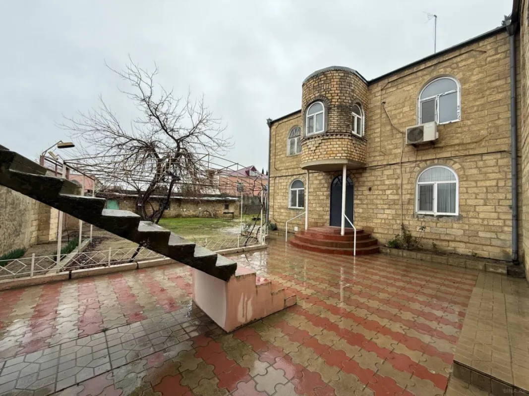 Satılır 12 otaqlı həyət evi 800 m²