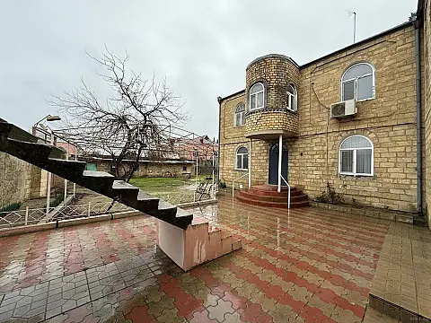 Satılır 12 otaqlı həyət evi 800 m²