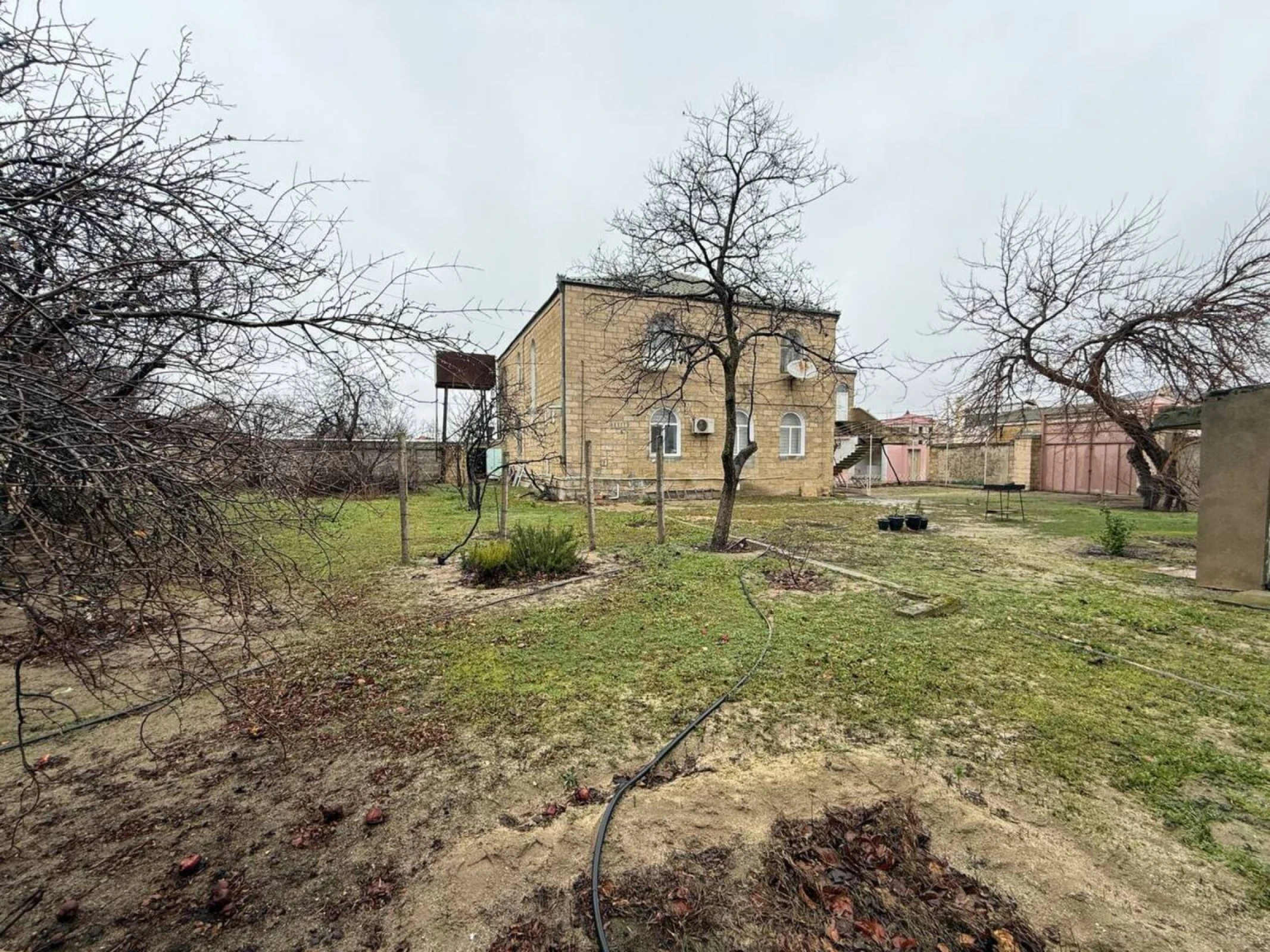 Satılır 12 otaqlı həyət evi 800 m²