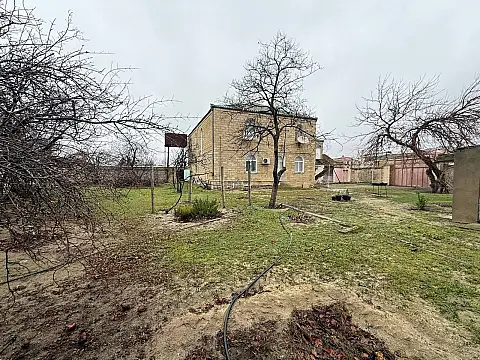 Satılır 12 otaqlı həyət evi 800 m²