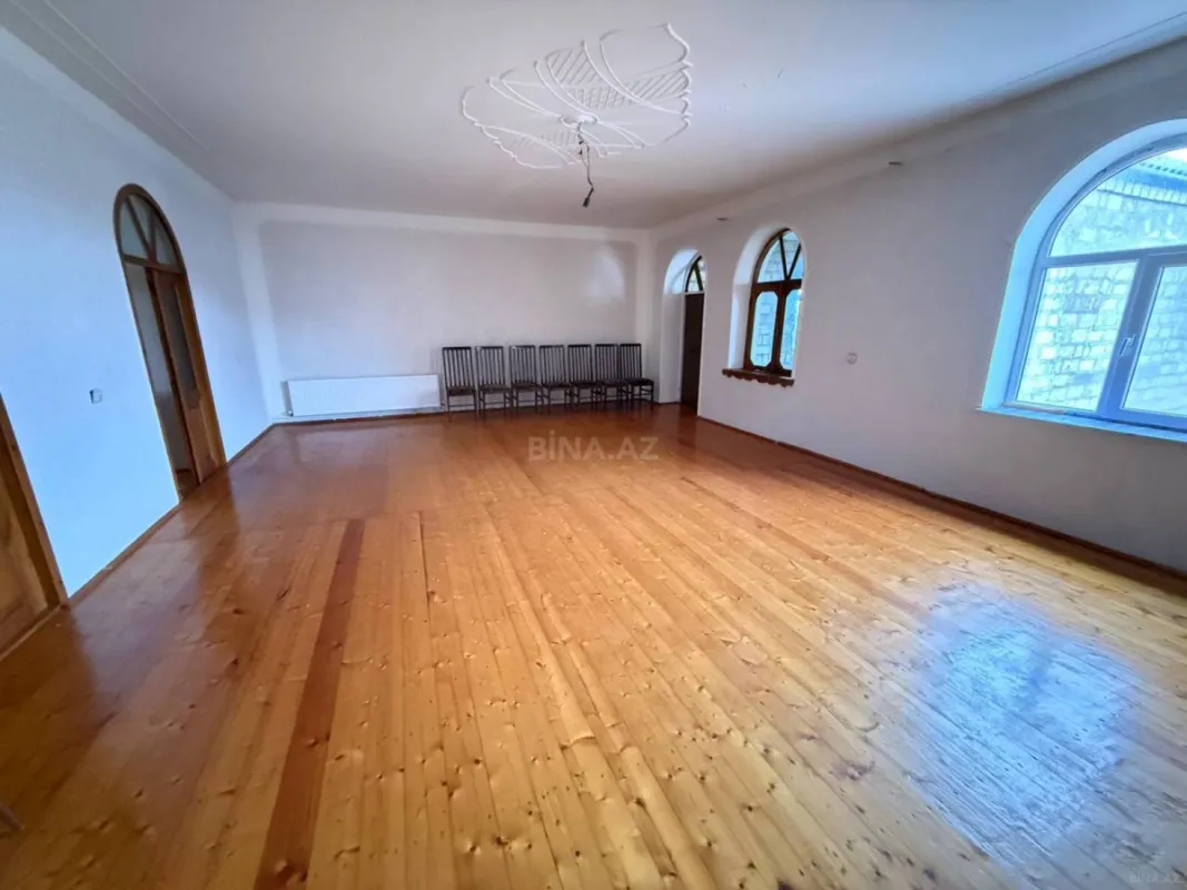 Satılır 12 otaqlı həyət evi 800 m²