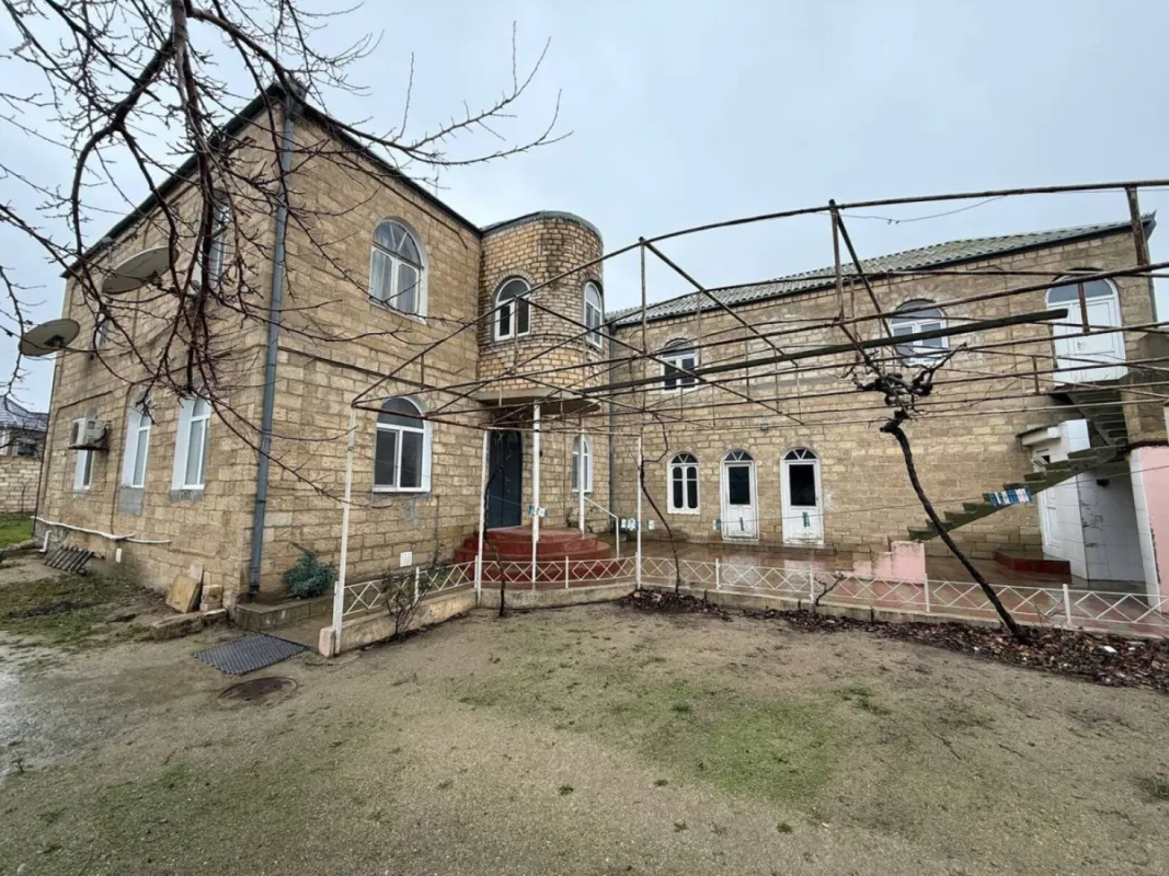 Satılır 12 otaqlı həyət evi 800 m²