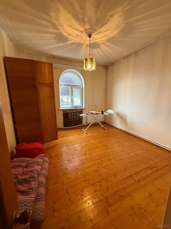 Satılır 12 otaqlı həyət evi 800 m²