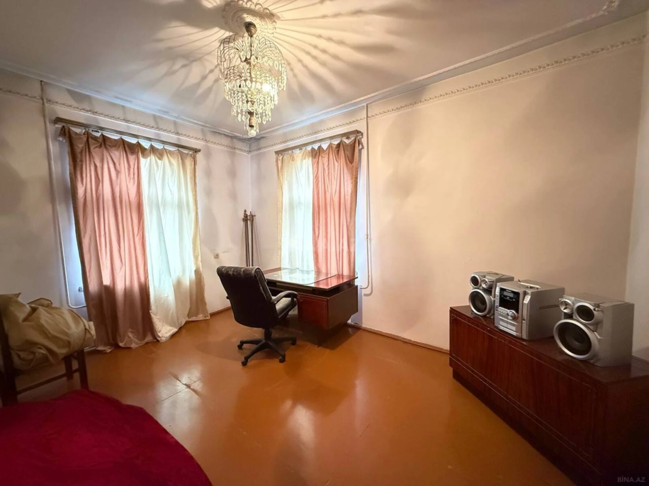 Satılır 12 otaqlı həyət evi 800 m²