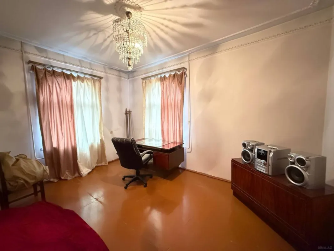 Satılır 12 otaqlı həyət evi 800 m²