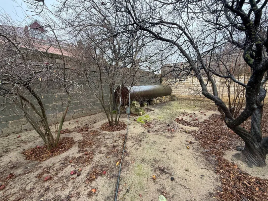 Satılır 12 otaqlı həyət evi 800 m²