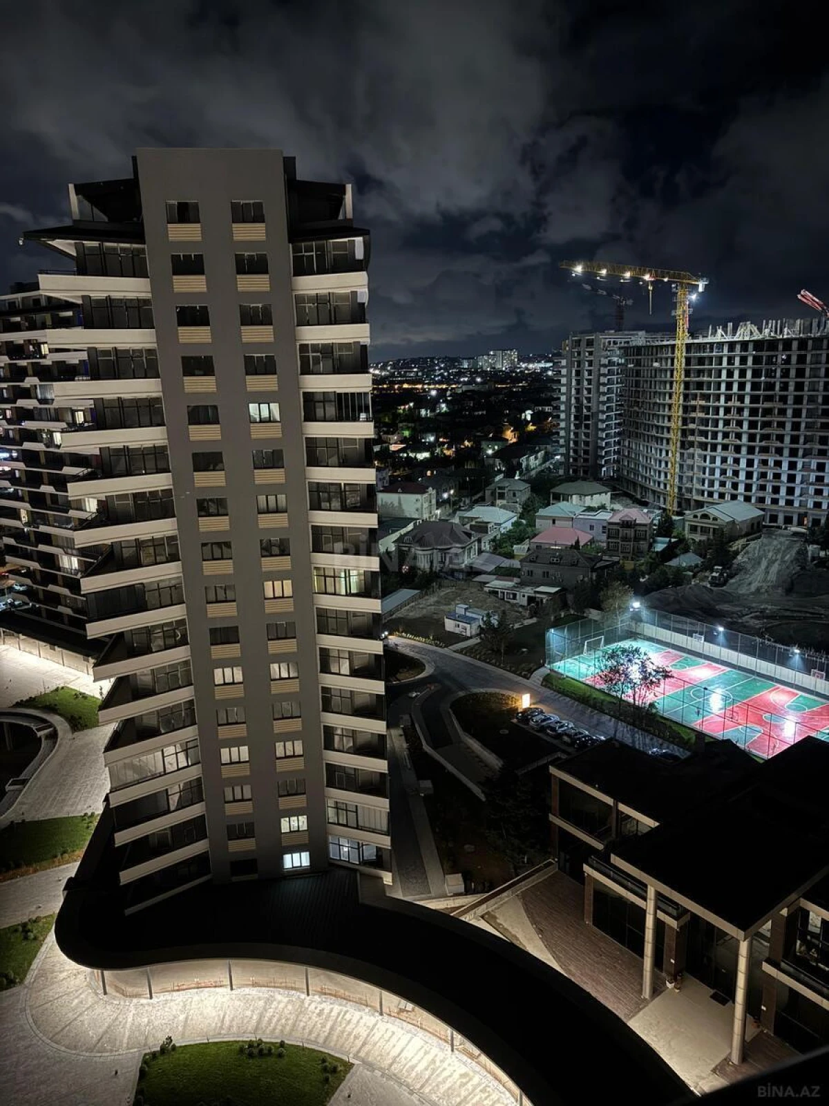 Satılır 3 otaqlı mənzil 122 m²