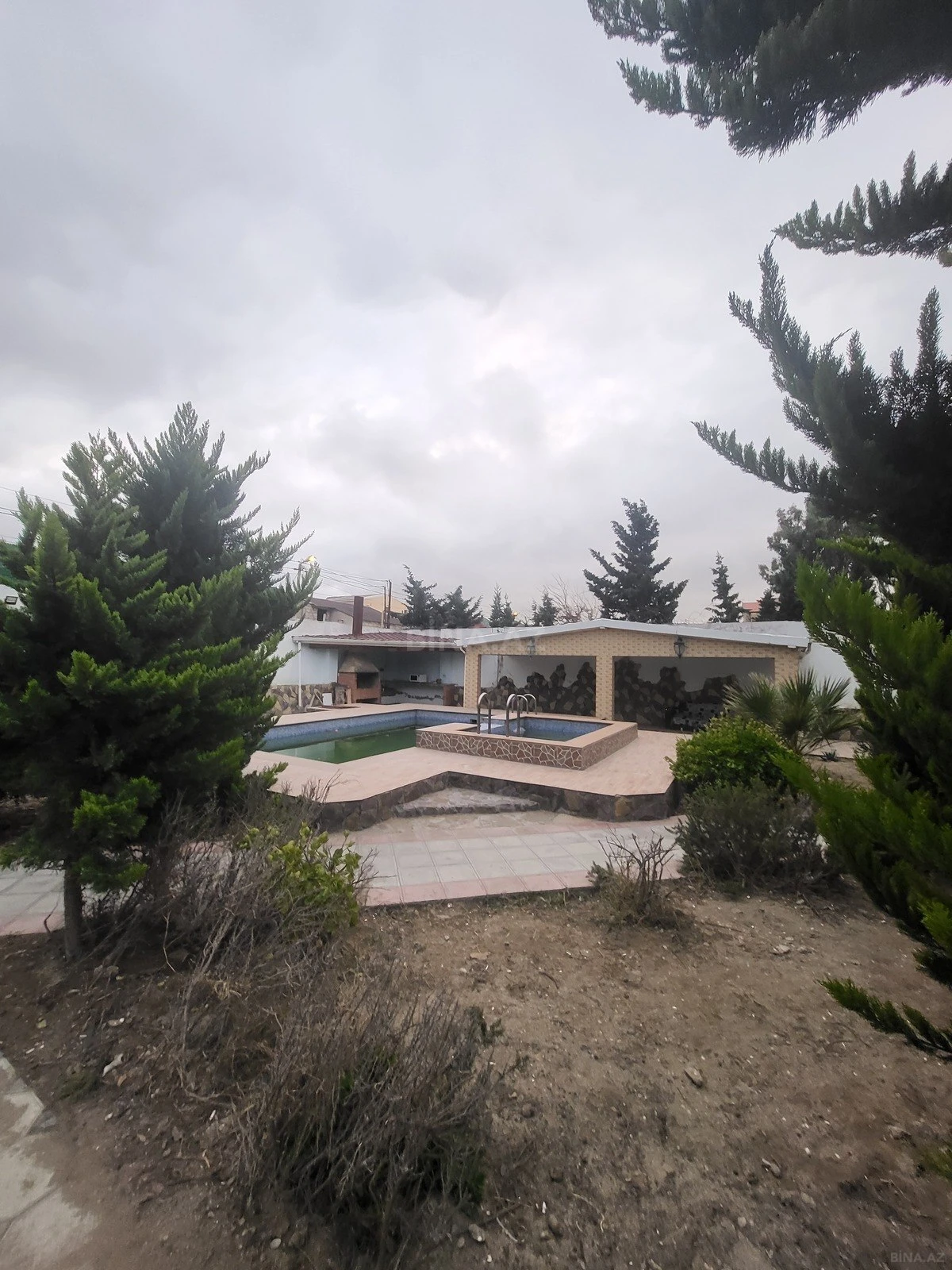 Satılır 12 otaqlı həyət evi 403 m²