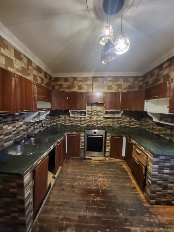 Satılır 12 otaqlı həyət evi 403 m²