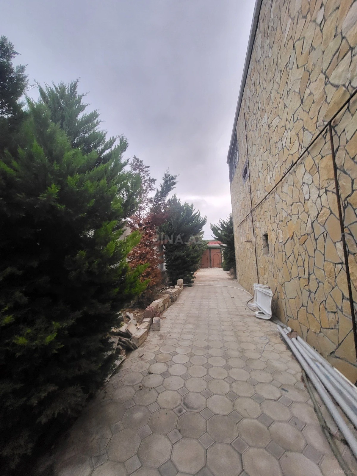 Satılır 12 otaqlı həyət evi 403 m²