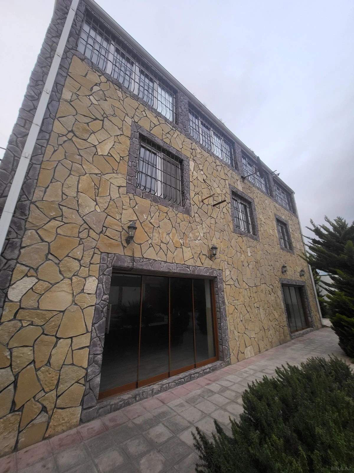 Satılır 12 otaqlı həyət evi 403 m²