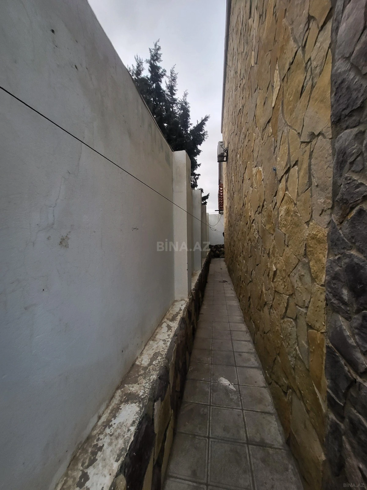 Satılır 12 otaqlı həyət evi 403 m²