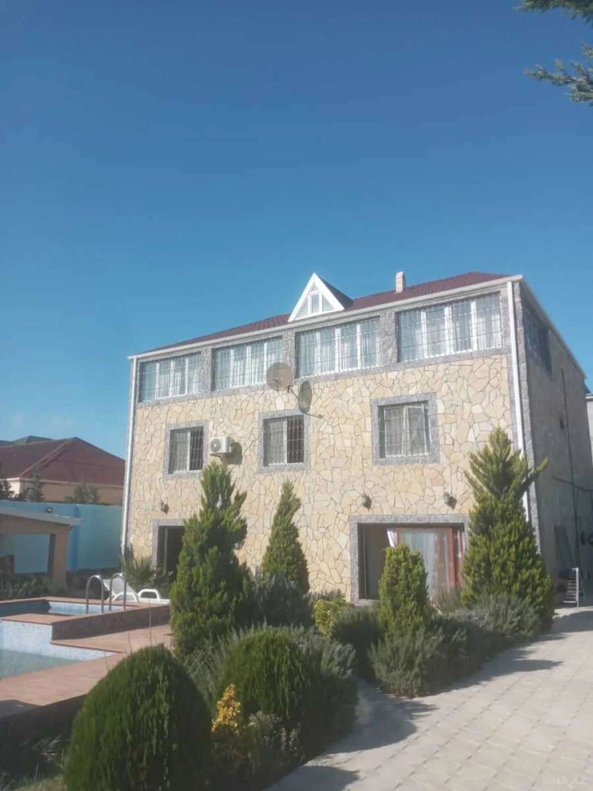 Satılır 12 otaqlı həyət evi 403 m²