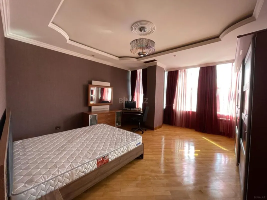 Satılır 4 otaqlı mənzil 230 m²