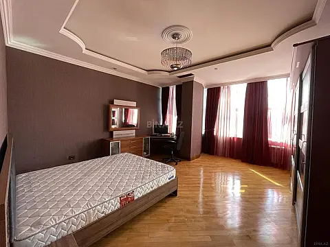 Satılır 4 otaqlı mənzil 230 m²