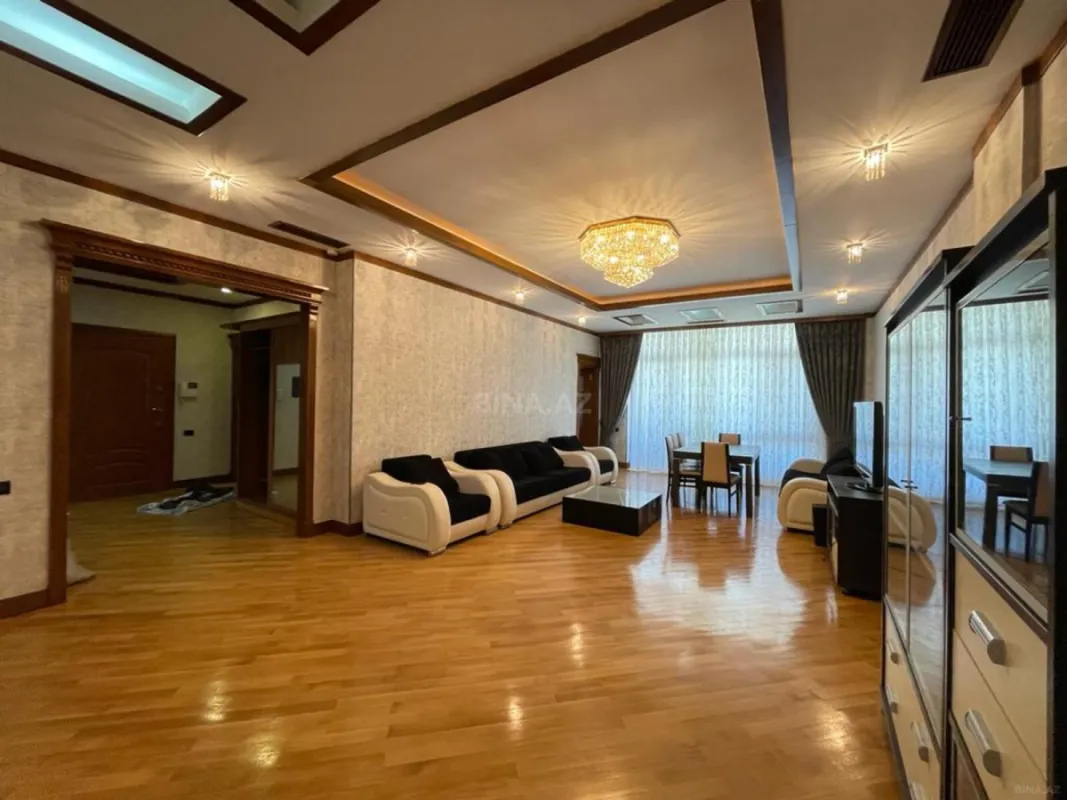 Satılır 4 otaqlı mənzil 230 m²