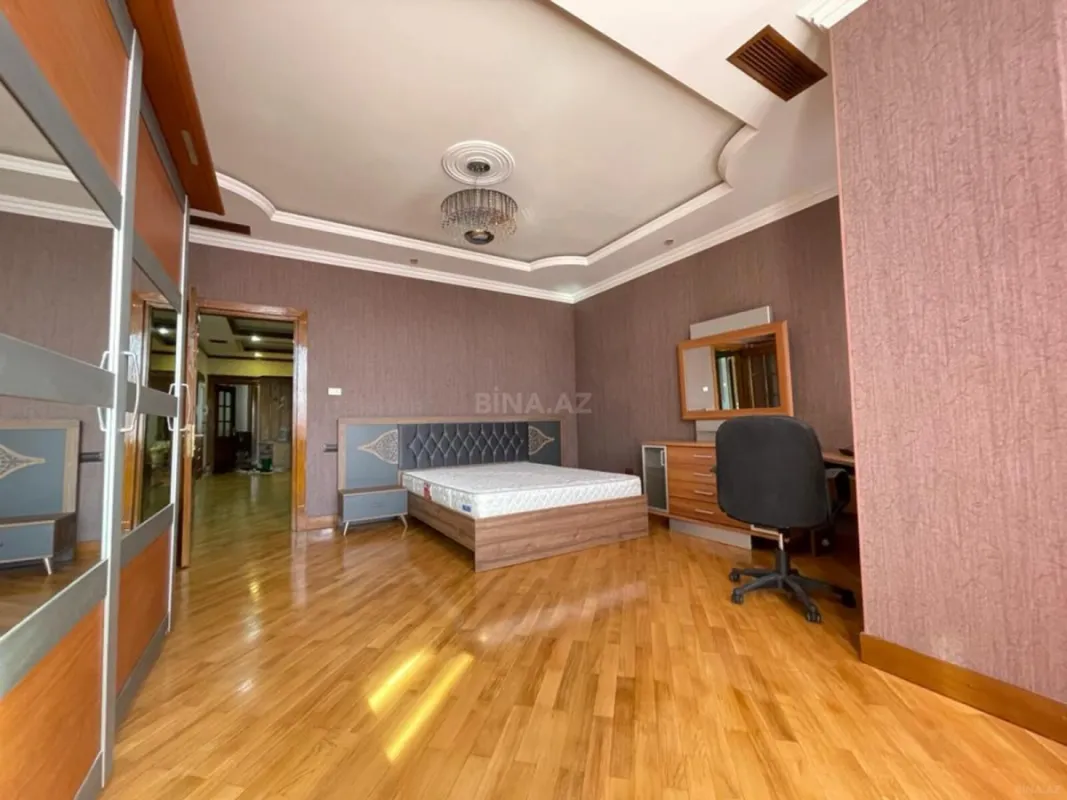 Satılır 4 otaqlı mənzil 230 m²