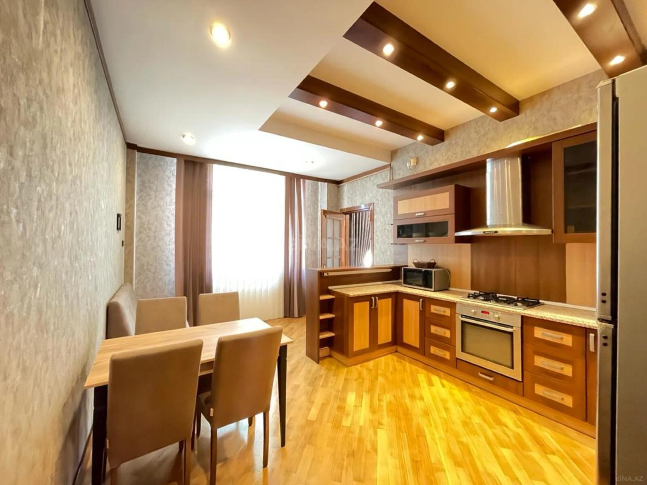 Satılır 4 otaqlı mənzil 230 m²
