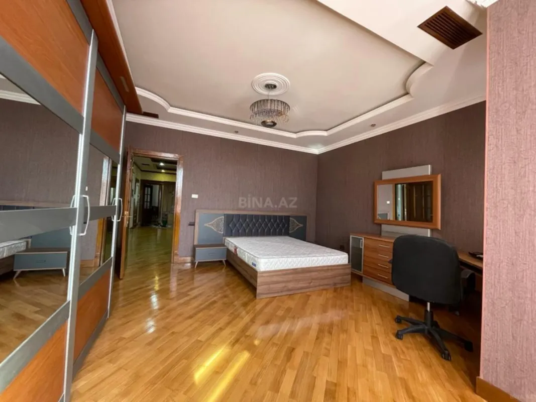 Satılır 4 otaqlı mənzil 230 m²