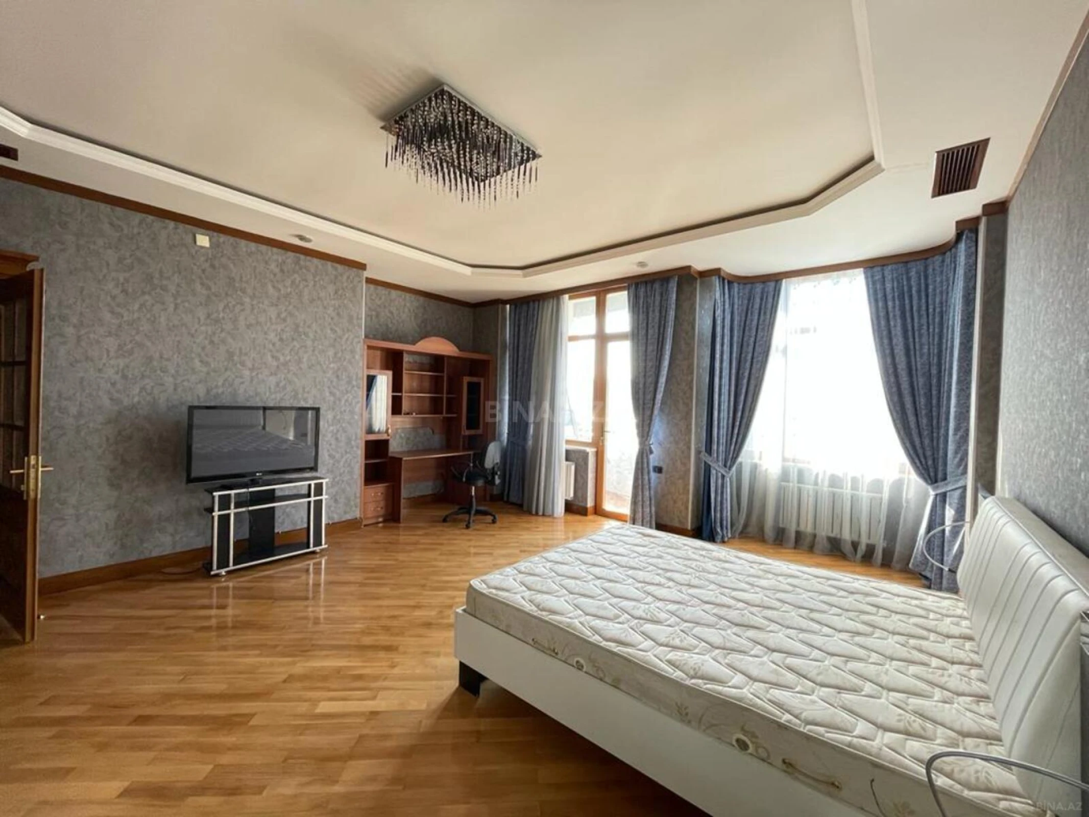 Satılır 4 otaqlı mənzil 230 m²