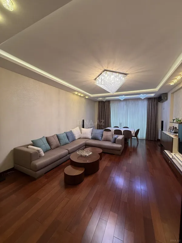 Satılır 4 otaqlı mənzil 175 m²