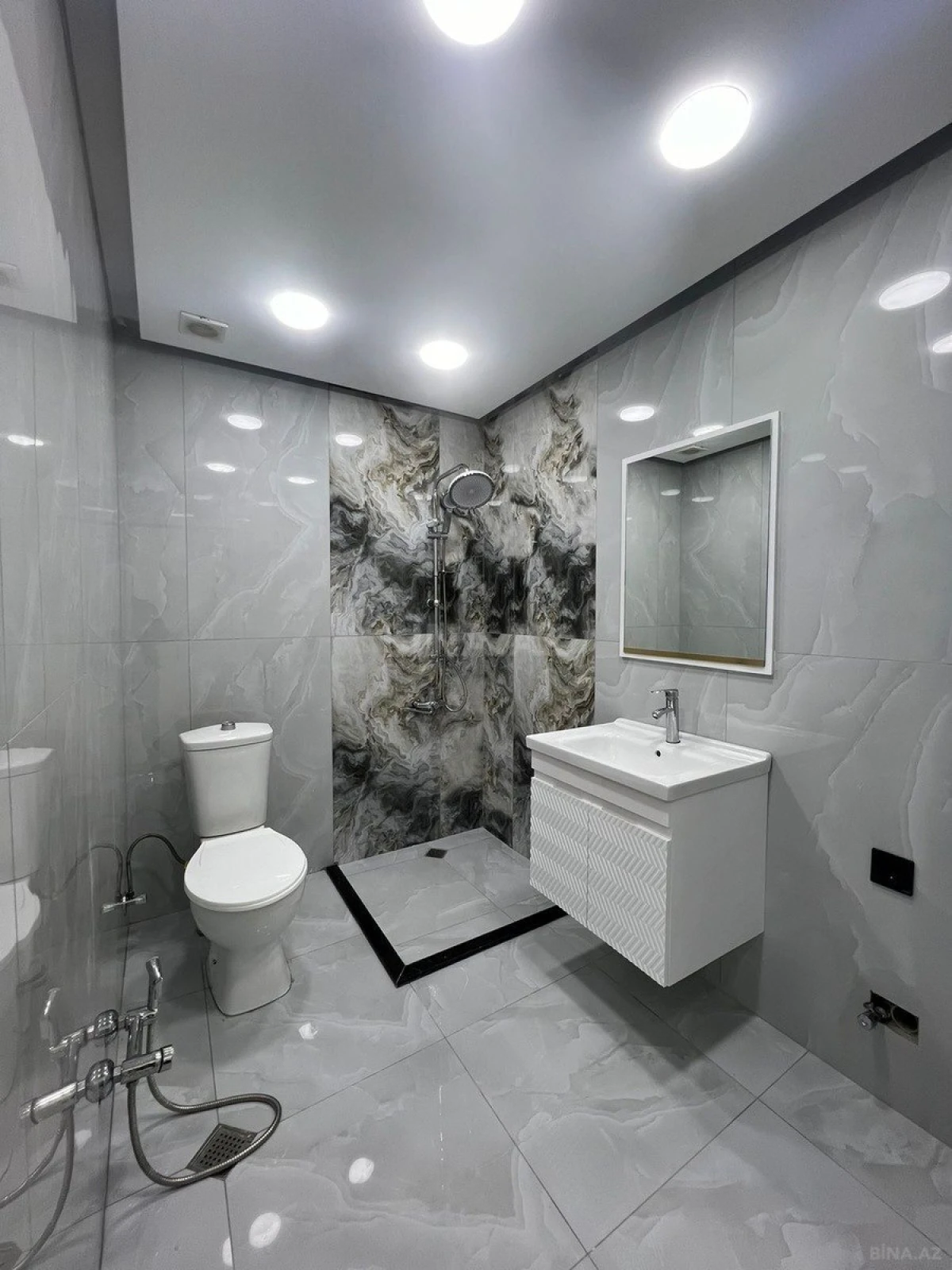 Satılır 2 otaqlı mənzil 76 m²