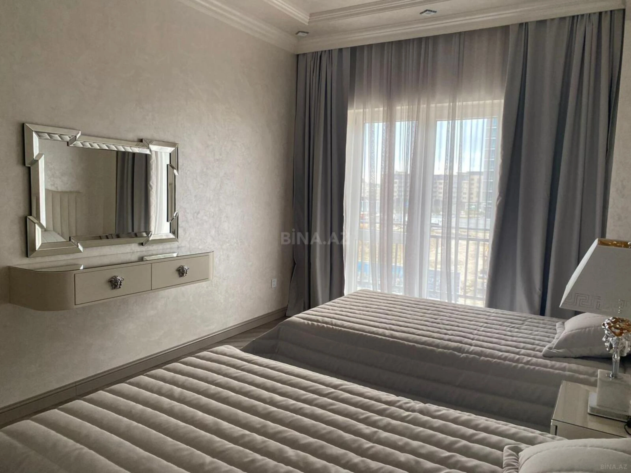 Satılır 3 otaqlı mənzil 140 m²
