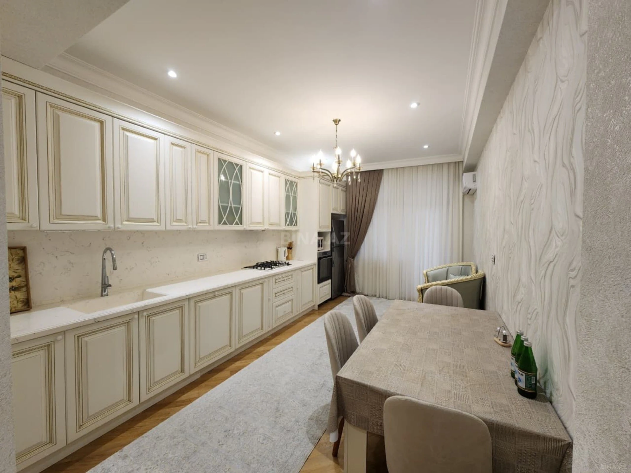 Kirayə verilir 4 otaqlı mənzil 220 m²