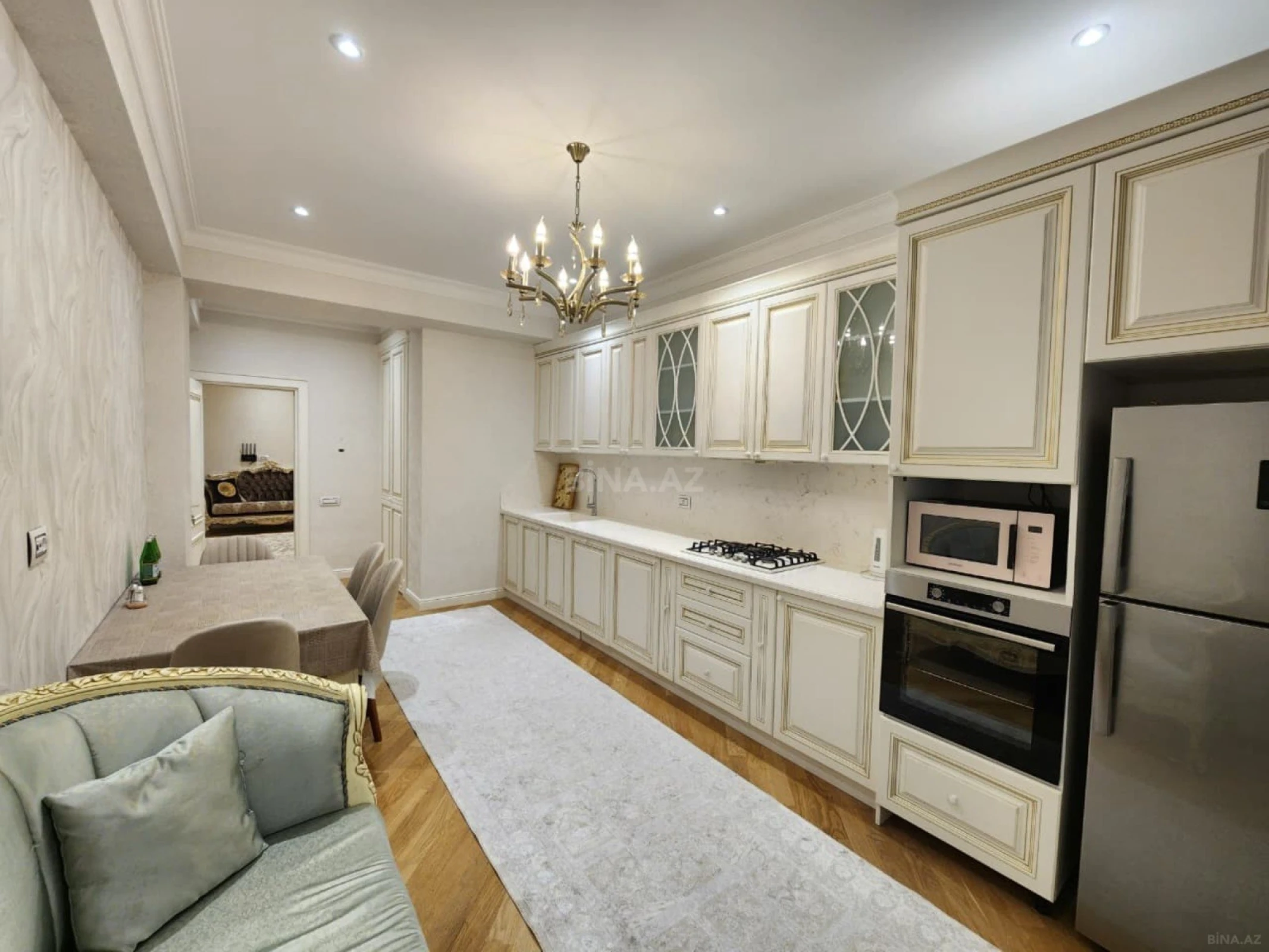 Kirayə verilir 4 otaqlı mənzil 220 m²