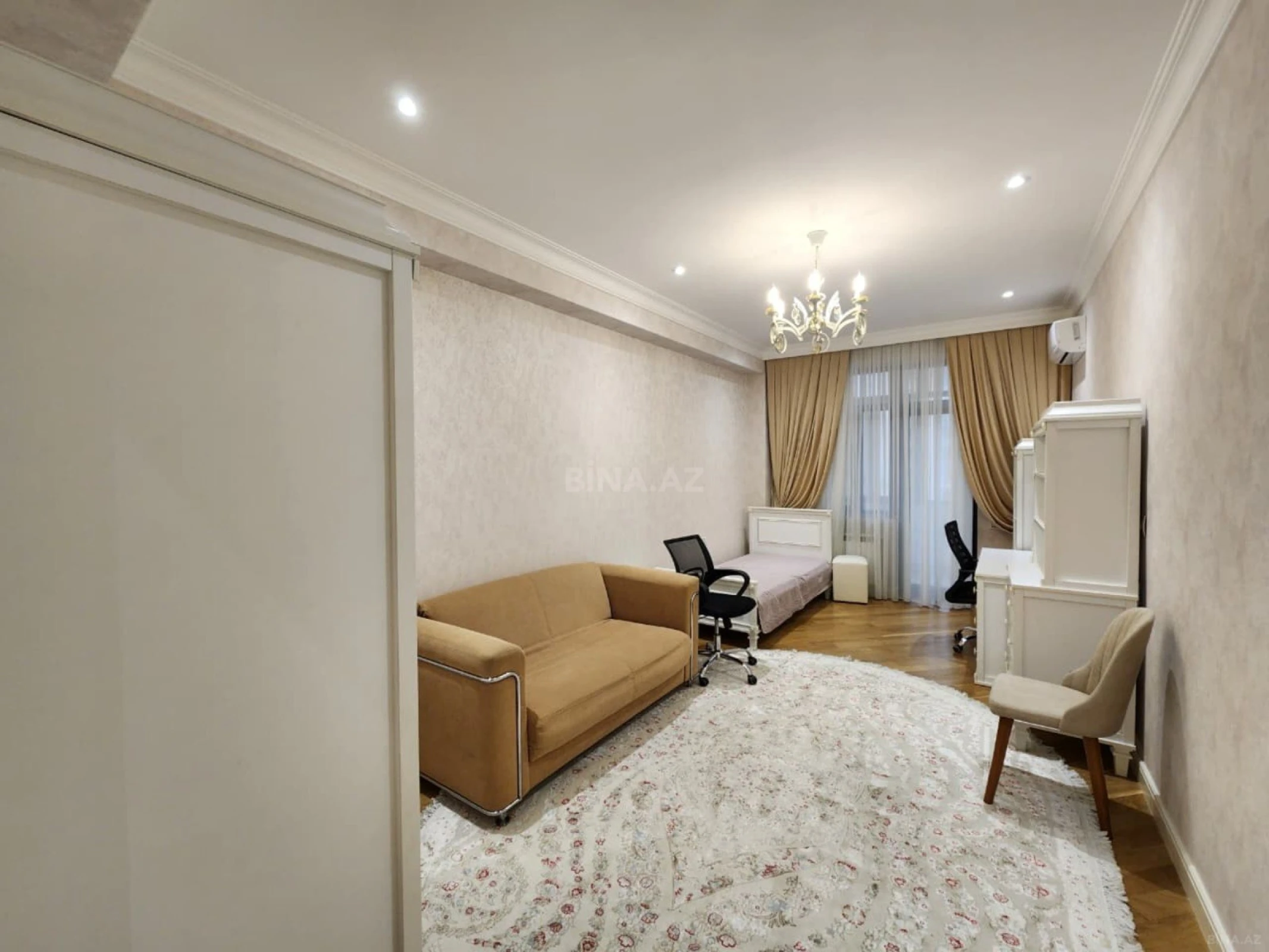Kirayə verilir 4 otaqlı mənzil 220 m²