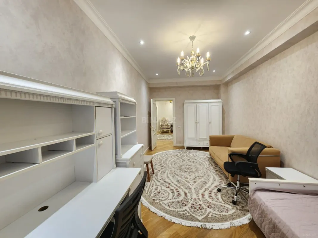 Kirayə verilir 4 otaqlı mənzil 220 m²