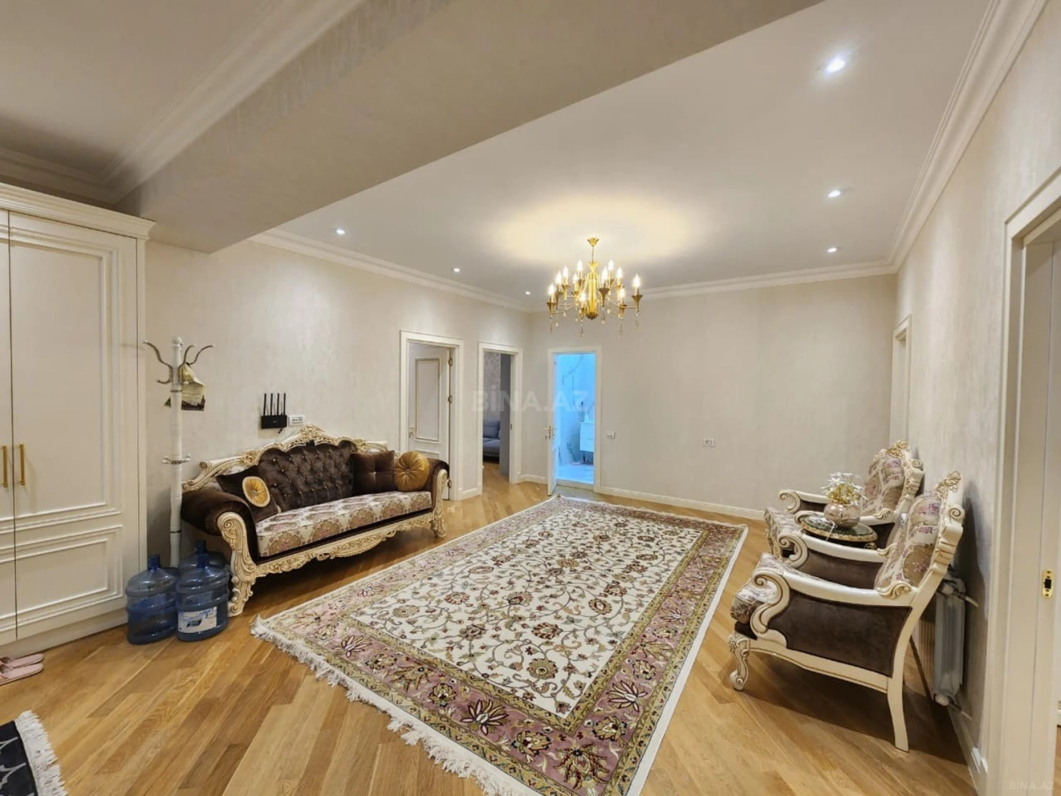Kirayə verilir 4 otaqlı mənzil 220 m²