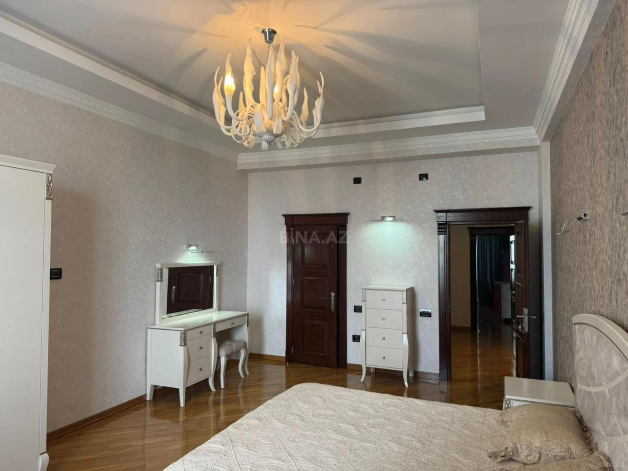 Satılır 3 otaqlı mənzil 200 m²