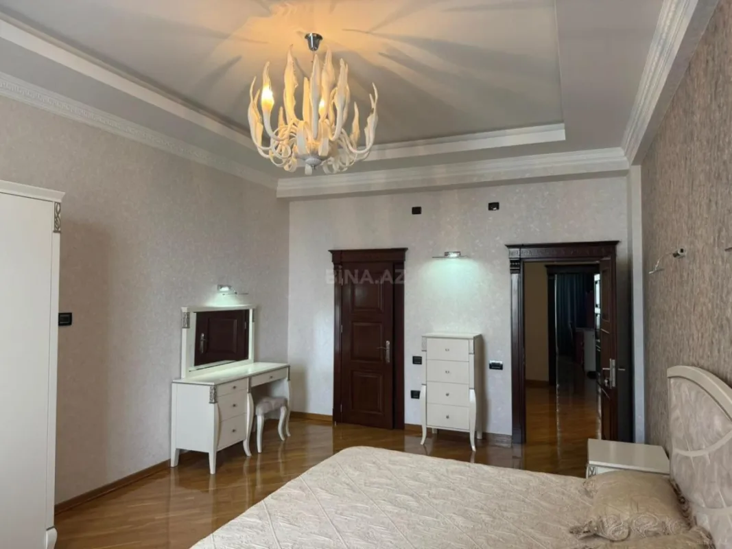 Satılır 3 otaqlı mənzil 200 m²