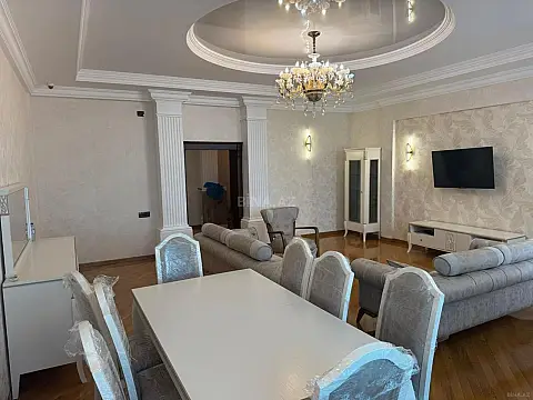 Satılır 3 otaqlı mənzil 200 m²