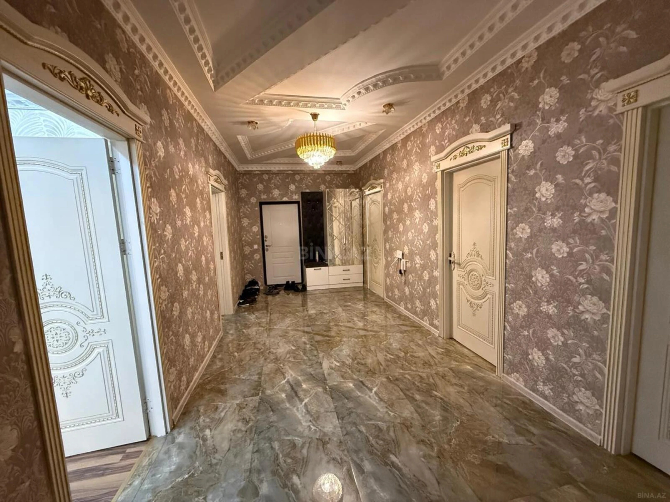 Satılır 4 otaqlı mənzil 160 m²