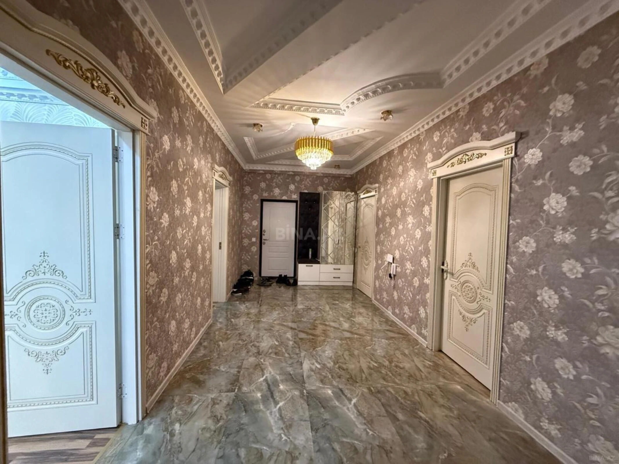 Satılır 4 otaqlı mənzil 160 m²
