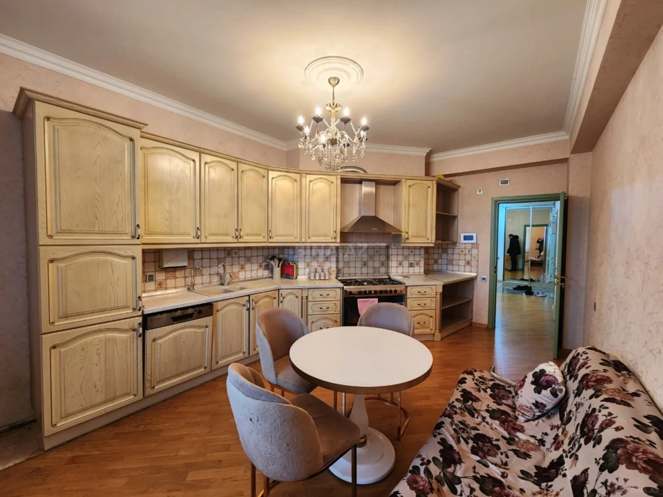 Kirayə verilir 3 otaqlı mənzil 165 m²