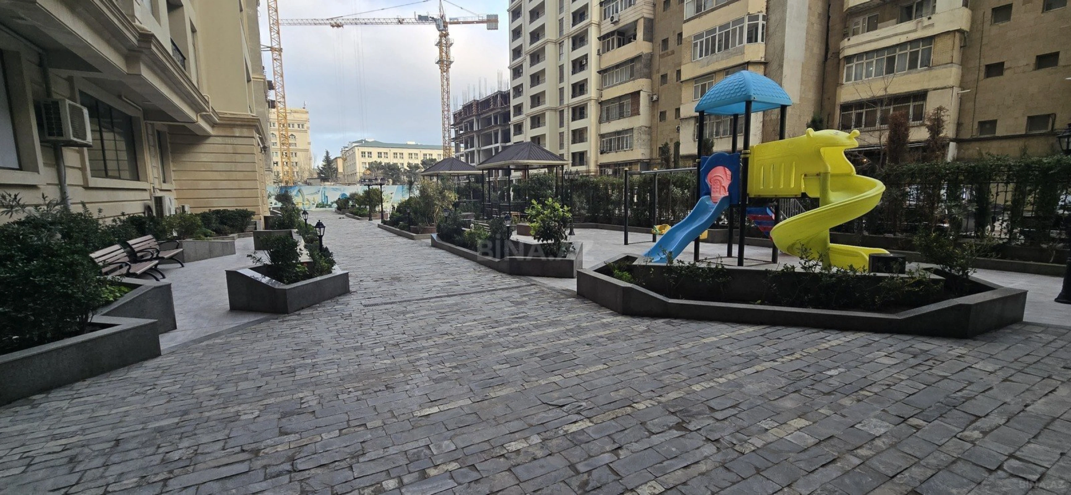 Satılır 3 otaqlı mənzil 137.5 m²