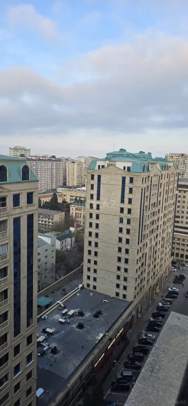 Satılır 3 otaqlı mənzil 137.5 m²