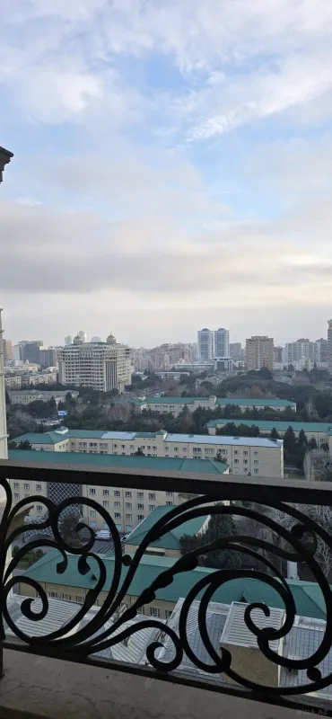 Satılır 3 otaqlı mənzil 137.5 m²