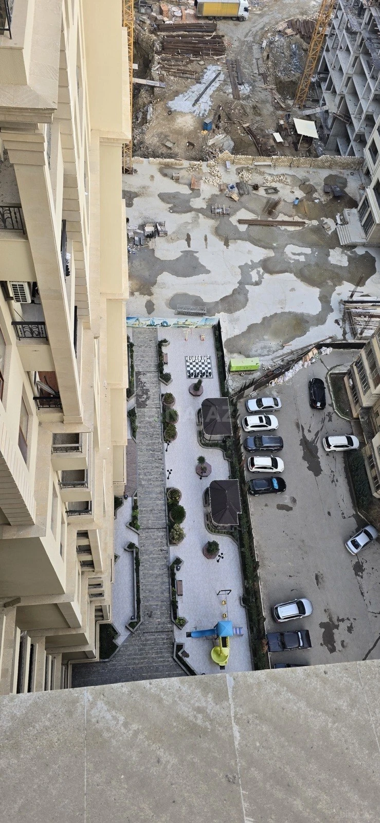 Satılır 3 otaqlı mənzil 137.5 m²