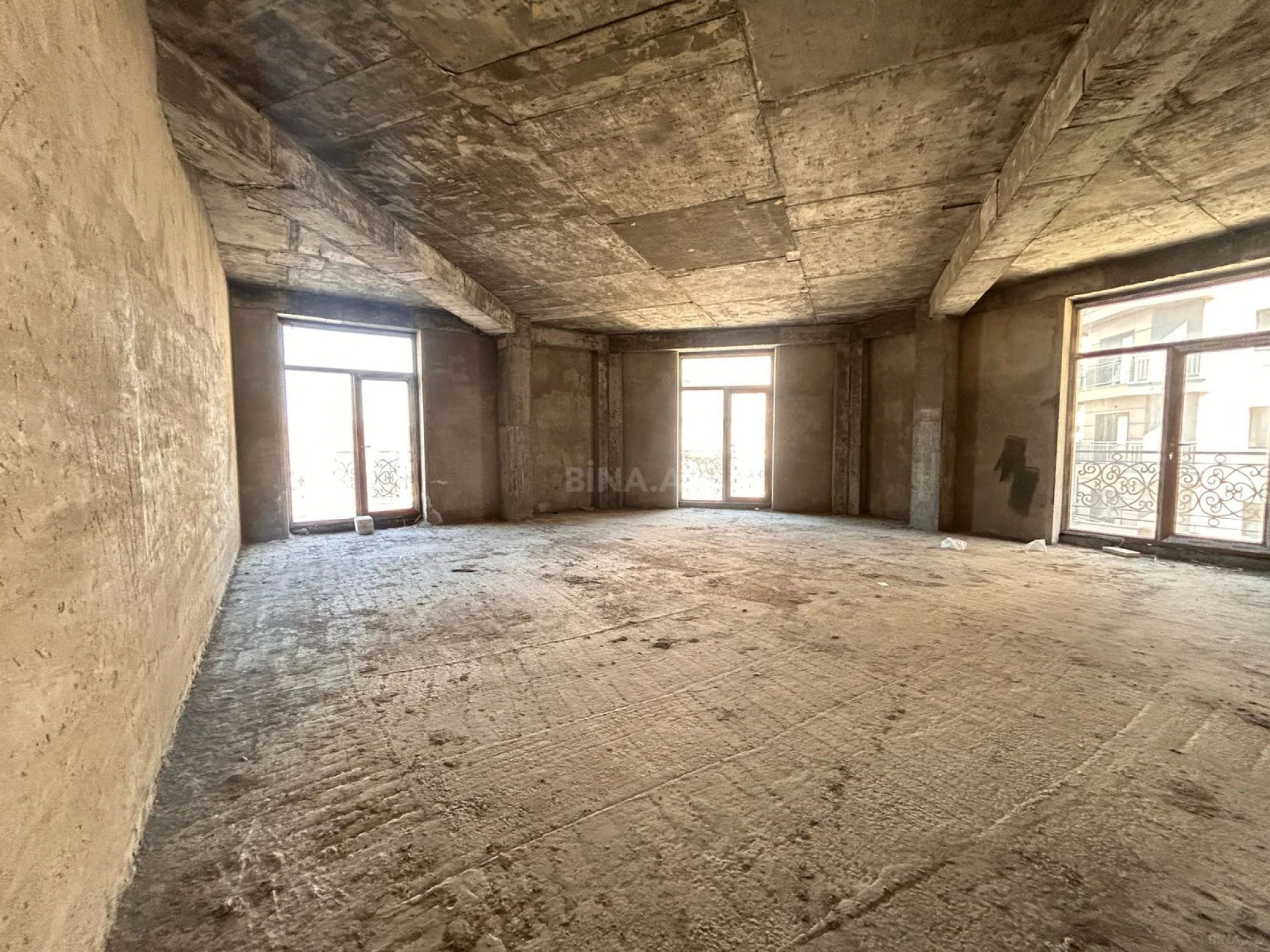 Satılır 4 otaqlı mənzil 210 m²