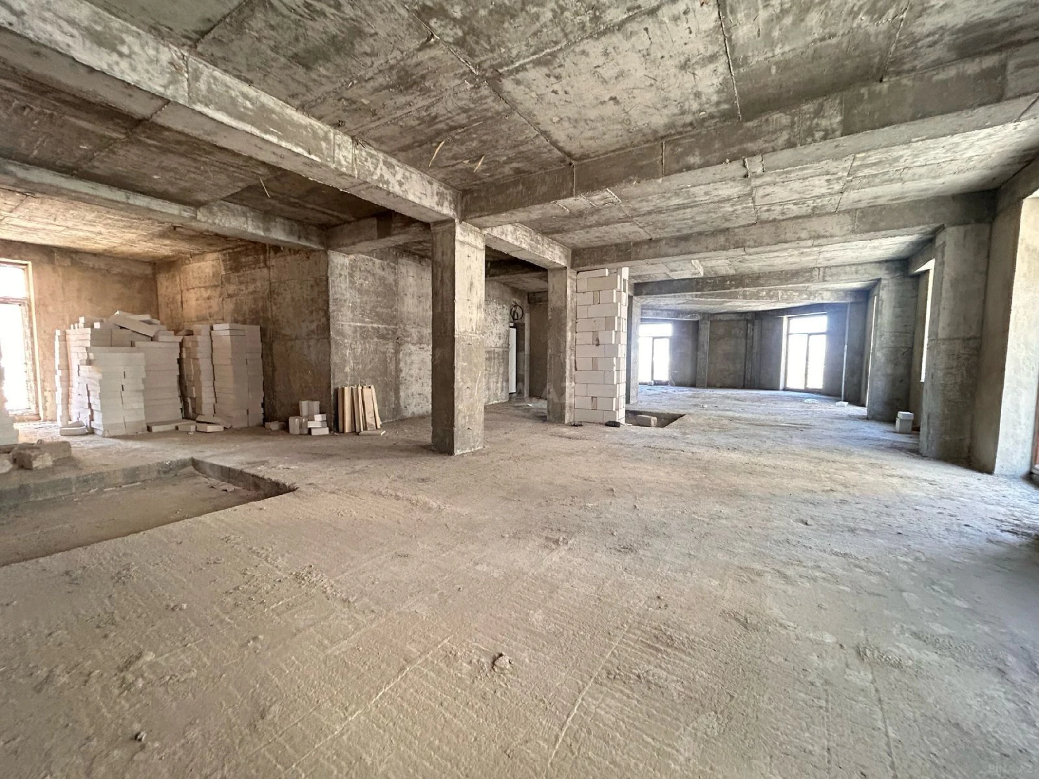 Satılır 4 otaqlı mənzil 210 m²