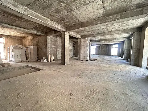 Satılır 4 otaqlı mənzil 210 m²